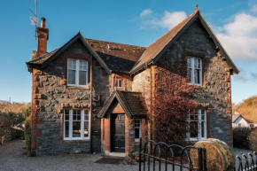 The Old School House, luxury home with hot tub.